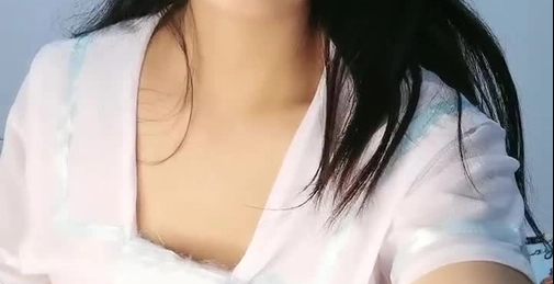 年轻小妈咪,生完孩子出来挣奶粉钱了,露脸娇小可爱,揉着小奶子自己抠骚穴,淫水还是那么多,听狼友指挥