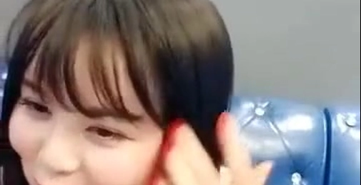 瞅着很眼熟的童颜大奶美眉撕破丝袜和粉丝炮友在KTV的沙发上啪啪+大奶美女晚上喝醉酒...