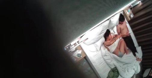 在读大学学生妹和男友开房,刷着手机就来性趣了,年轻就是好 身材好 精力旺 连续干了四十多分钟,妹子张大嘴巴不敢大声叫