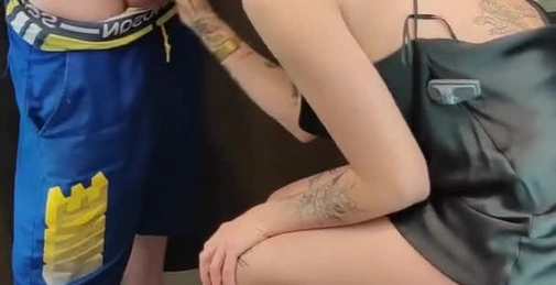 在商店的试衣间口交换来一件衣服!