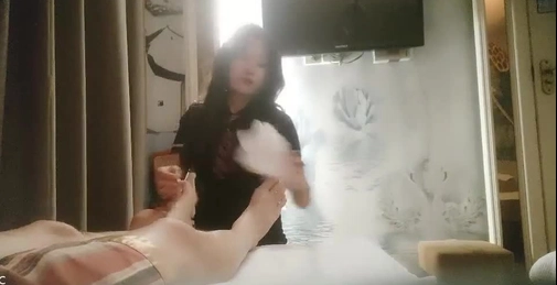 翻车王伟哥足疗洗浴会所撩妹3600块搞定个颜值非常不错的年轻小美女故意无套内射