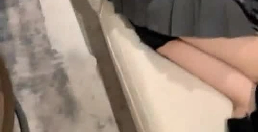 真实迷奸,小哥把妹子灌醉后假意开车送她回家,然鹅把她带到了酒店玩弄她