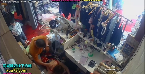 流出黑客破解网络摄像头监控偷拍 服装店老板给媳妇搽药兽性大发趴在媳妇身上发泄一下兽欲