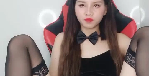 兔女郎装扮红唇妹子椅子上自慰,性感吊带黑丝解开内裤,震动棒摩擦张开双腿插入,换跳蛋震动呻吟娇喘非常诱人