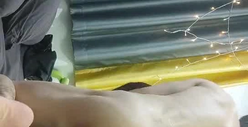 麻辣王子操良家短发小姑娘,黑色丝袜跪地深喉,翘起肥臀摸穴,后入撞击拍打,屁股多红了
