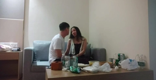 贵在真实,把良家约出来她说被操的两腿发抖对白精彩