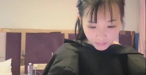 两男一女酒店开房!一个操逼哥们旁边观战!马尾辫小骚货,抓屌吸吮,多毛一线天肥逼,怼入爆操好紧