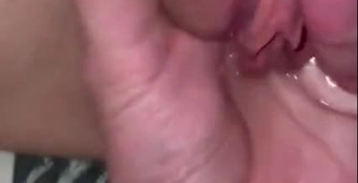 在他打她湿漉漉的阴部之前,她已经淫水喷到他手上了