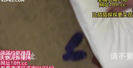 成熟的女人与她的健身老师和她的丈夫一起享受三人行