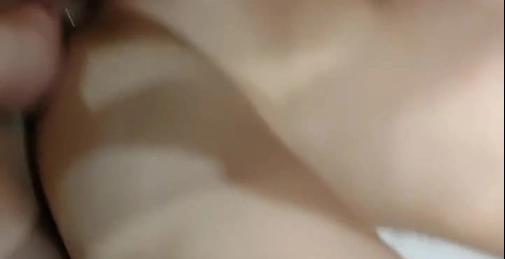 吹箫姐妹花房间里的群P,3个年轻小骚妹在床上被小哥各种蹂躏,口交大鸡巴粉嫩骚穴,让小哥压在身下抽插爆草
